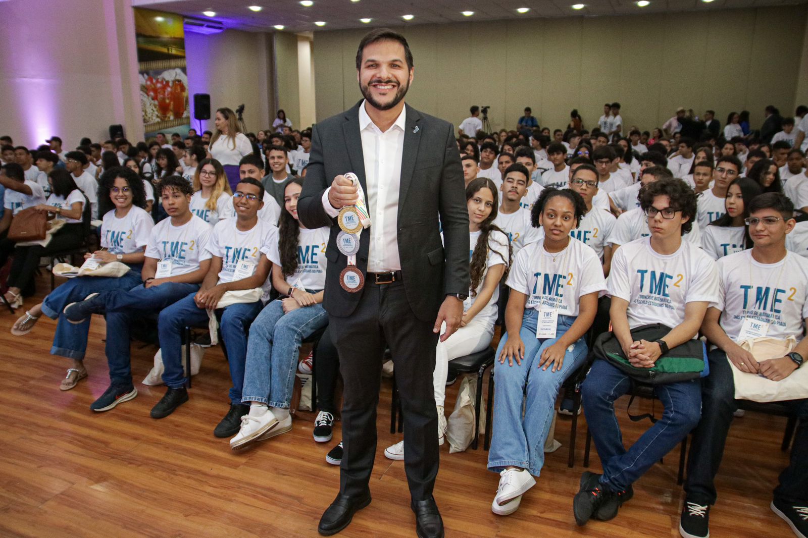 Rafael anuncia bolsa de R$ 300 para 193 estudantes medalhistas de  matemática – Portal Ponto X