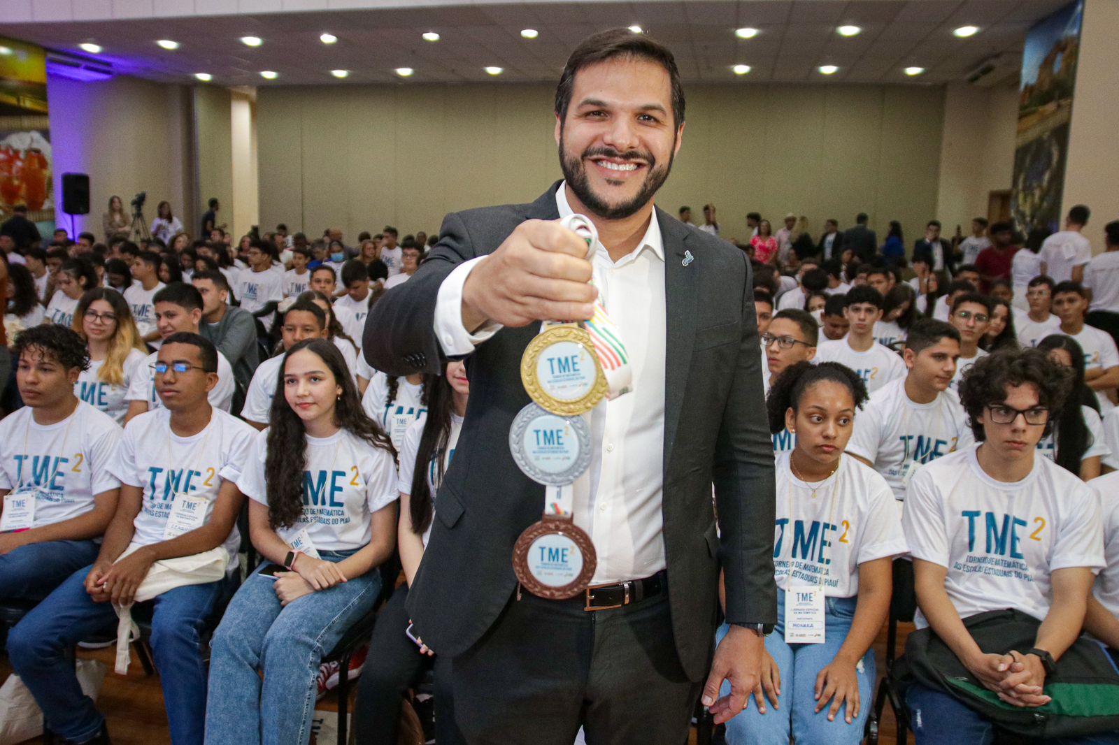 Rafael anuncia bolsa de R$ 300 para 193 estudantes medalhistas de  matemática – Portal Ponto X