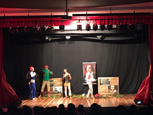 Alunos bilíngues apresentam peça teatral em inglês na Unidade